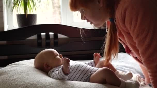 Una Giovane Madre Comunica Emotivamente Con Bambino Piccolo Gli Sorride — Video Stock