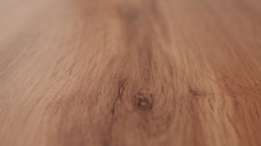 Ahşap masa üstünü doğal desenle kapat. Videonun bir kısmı bulanık. Yüksek kalite 4k görüntü