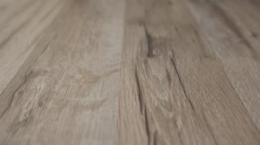 Doğal desenli, hafif ahşap parke dokusu. İleri hareket. Konunun bir kısmı bulanık. Yüksek kalite 4k görüntü