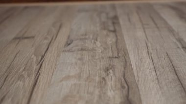 Doğal desenli, hafif ahşap parke dokusu. Geri çekilin. Konunun bir kısmı bulanık. Yüksek kalite 4k görüntü