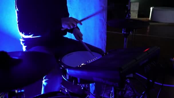 Trommlerhände Mit Stöcken Bei Einem Konzert Großaufnahme Dämmerung Der Schlagzeuger — Stockvideo