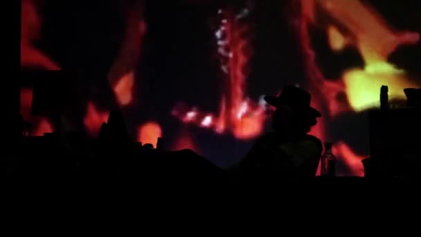 모자를 나이트 클럽에서 시가를 피우고 마신다 깜박거리는 어두운 그림자 질높은 — 비디오