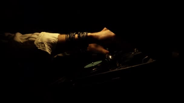 Een Man Handen Armbanden Close Het Invoegen Van Een Vinyl — Stockvideo