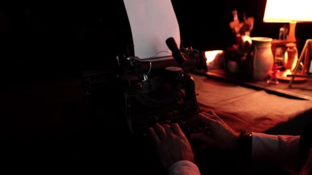 Zbliżenie Męskie Ręce Piszą Maszynie Pisania Stłumione Światło Lampy Stołowej — Wideo stockowe