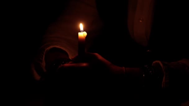 Die Kerze Brennt Dunkeln Nahaufnahme Variabler Fokus Kerzenfeuer Männerhänden Hochwertiges — Stockvideo