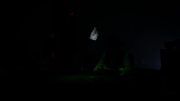 Silhueta Escura Homem Com Charuto Num Chapéu Mesa Homem Conta — Vídeo de Stock