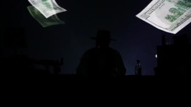 Karanlıkta Ağzında Puro Olan Şapkalı Bir Adam Masaya Para Atar — Stok video