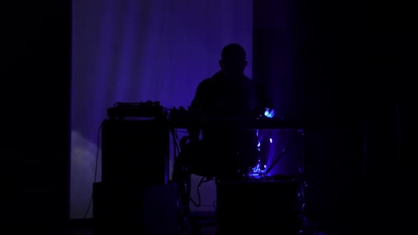 Silueta Oscura Masculino Panel Control Toca Música Con Una Batidora — Vídeos de Stock