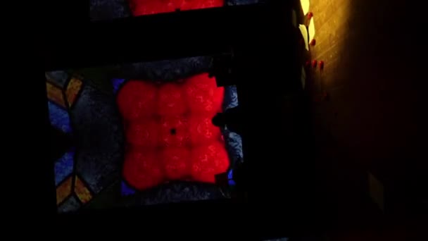 Zenészek Sötét Sziluettjei Színpadon Egy Kaleidoszkóp Hátterében Alkonyat Kamera Körkörös — Stock videók