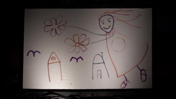 Дитячий Малюнок Являється Білому Полотні Чорному Тлі Зображення Матері Маленьких — стокове відео