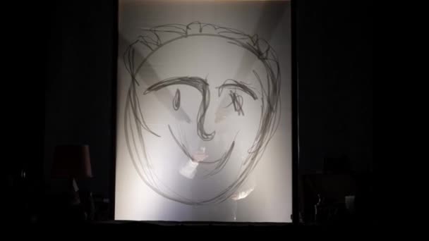 画家在透明的白色帆布上画了一幅画 一张带着微笑的邋遢的脸 暮暮发光的帆布 优质Fullhd影片 — 图库视频影像