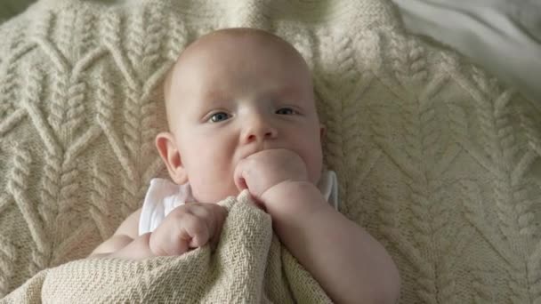 Bebé Pôs Mão Boca Chupou Retrato Close Menino Três Meses — Vídeo de Stock