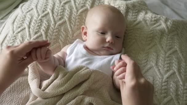 Malý Tříměsíční Chlapec Leží Kokonu Pod Přikrývkou Dívá Jak Jeho — Stock video