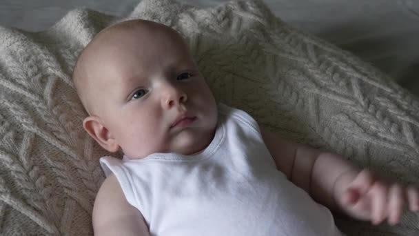 Pequeno Menino Recém Nascido Deita Costas Cobertor Malha Acena Seus — Vídeo de Stock