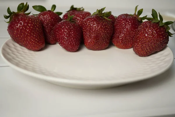 Schöne Saftige Reife Rote Erdbeeren Auf Einem Weißen Runden Teller — Stockfoto