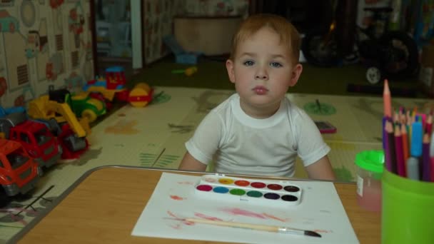 Mały Chłopiec Siedzi Przy Stole Farbami Smutnym Spojrzeniu Nie Chce — Wideo stockowe