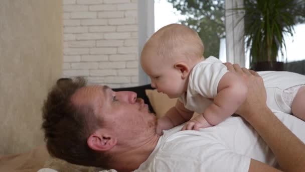 Yetişkin Bir Adam Küçük Oğluyla Yatakta Yatarken Oynuyor Babam Doğum — Stok video