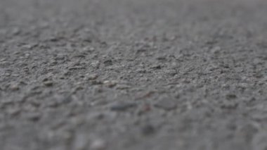 Asfalt dokusuna yakın çekim. Videonun bir kısmı bulanık. Devam edelim. Yüksek kalite 4k görüntü