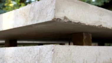 Üst üste yığılmış yeni gri beton levhalar. Büyük beton levhalar yığını. Yakın plan. Görüşün sonu. Yüksek kalite 4k görüntü