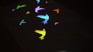Japon renkli origami turnaları küçük çocuk ayakkabılarının yanında uçar. Animasyon. Yaşam mücadelesi kavramı, dileğin yerine getirilmesi inancı, Sasaki Sadako. Yüksek kalite 4k görüntü