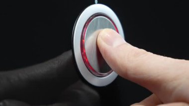  Gelişmiş teknolojiyle etkileşimi vurgulayan, kırmızı ışıklı bir halkayla dairesel bir düğmeye basan parmağın yakın çekimi. Yenilik ve modern cihazlar için uygun temalar. 4k görüntü