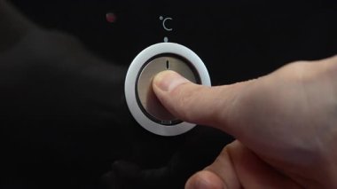  Gelişmiş teknolojiyle etkileşimi vurgulayan, kırmızı ışıklı bir halkayla dairesel bir düğmeye basan parmağın yakın çekimi. Yenilik ve modern cihazlar için uygun temalar. 4k görüntü