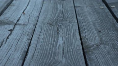 Tahta dokusunu çatlaklarla ve yıllık halkalarla kapatın. Yıpranmış kalaslarda yavaş çekim kamerası hareketi.
