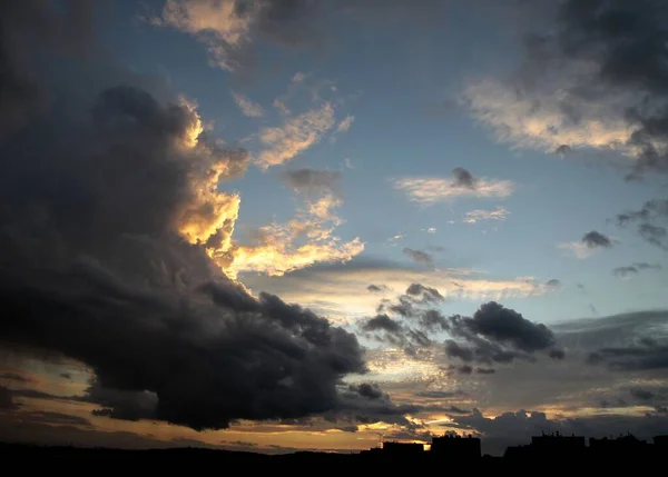 Bulutlu Günbatımı Manzarası — Stok fotoğraf