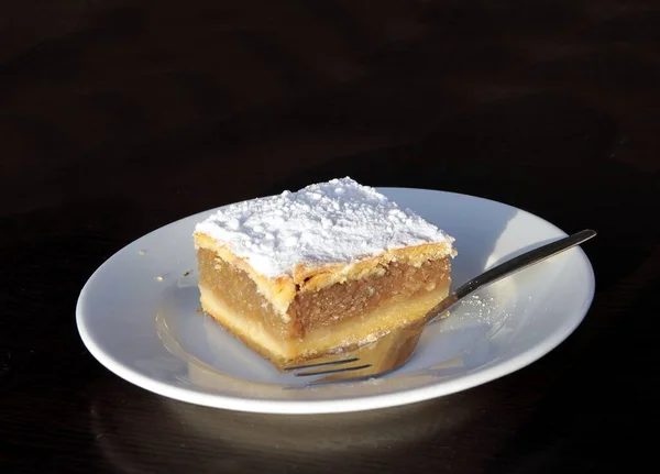 디저트로 가루를 곁들인 맛있는 케이크 — 스톡 사진