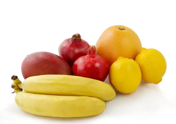 Czerwone Żółte Pomarańczowe Owoce Tropikalne Jako Pyszne Zdrowe Wegetariańskie Jedzenie — Zdjęcie stockowe