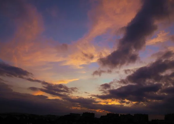 Maalauksellinen Maisema Auringonlasku Monivärinen Pilvinen Taivas — kuvapankkivalokuva