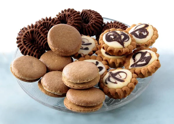 デザートとして様々な多色おいしいクッキー — ストック写真