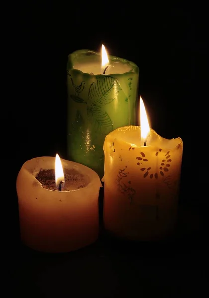 晚上燃着五彩缤纷的蜡烛 — 图库照片