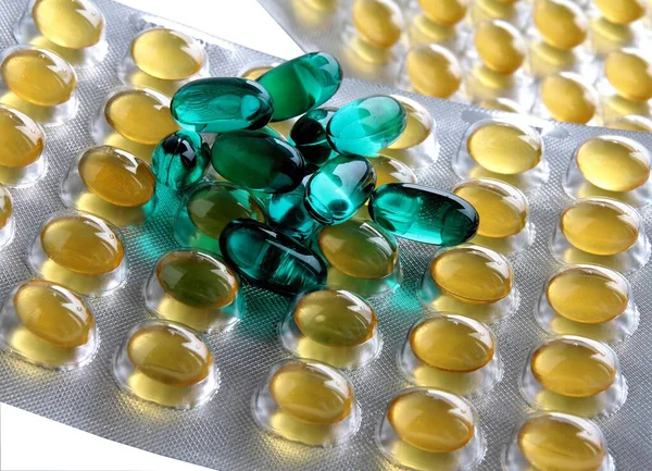 Multicolor Genomskinliga Kapslar Och Piller Som Medicin För Hälso Och — Stockfoto