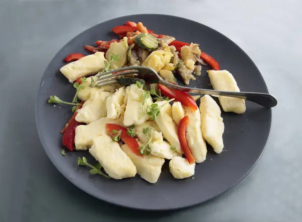 Chutné Sýrové Nudle Zelenina Jako Vegetariánské Obědy — Stock fotografie