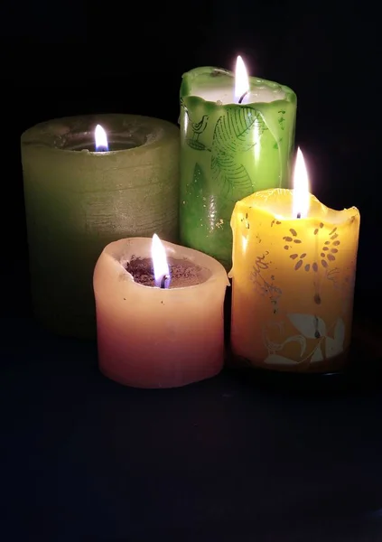 Brandende Kleurrijke Diverse Kaarsen Avonds — Stockfoto