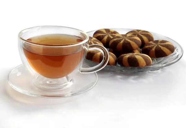 Bir Fincan Aromatik Çay Kahve Çeşitli Lezzetli Kurabiyeler Yakın — Stok fotoğraf