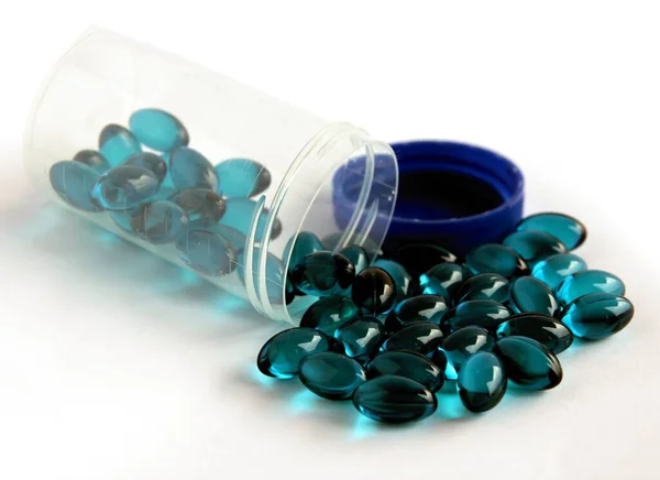 青い透明カプセルは病気に対する薬として — ストック写真