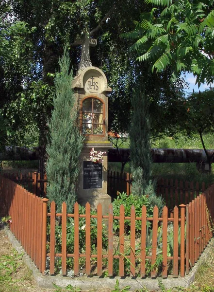 Piccola Vecchia Cappella Nel Villaggio Polonia — Foto Stock