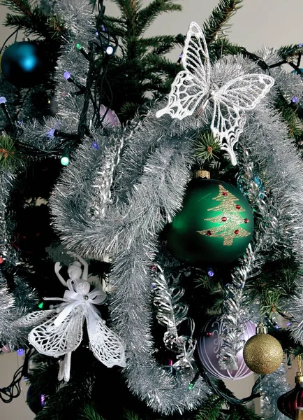 クリスマスツリーや様々な装飾品が閉じられ — ストック写真