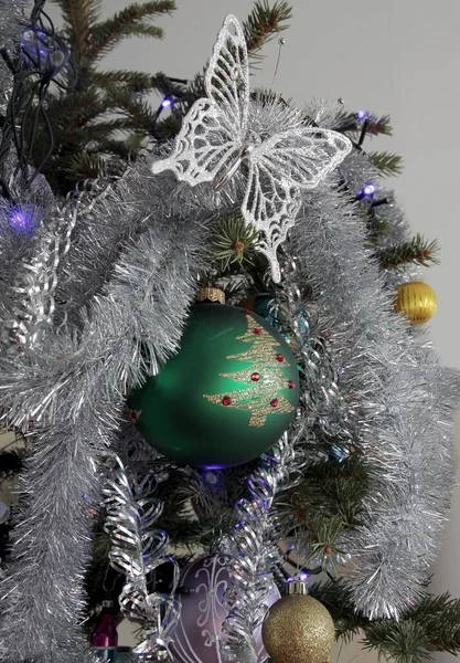 圣诞树和各种装饰品紧密相连 — 图库照片