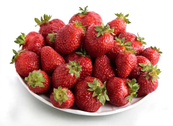 Leckere Rote Erdbeeren Als Gesunde Vegetarische Kost — Stockfoto