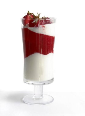 Kırmızı, lezzetli çilekler tatlı olarak sağlıklı meyveler gibi yakın plan