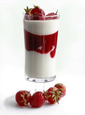 Kırmızı, lezzetli çilekler tatlı olarak sağlıklı meyveler gibi yakın plan