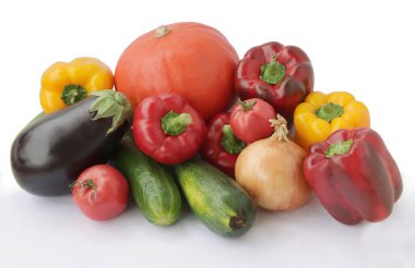 Yemek pişirmek için çeşitli renkli sebzeler. Kapatın.