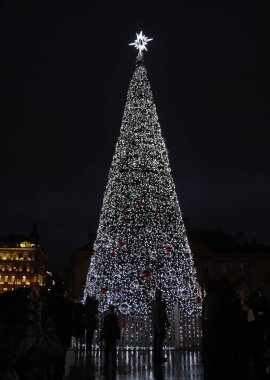 Geceleri geleneksel Noel ağacı
