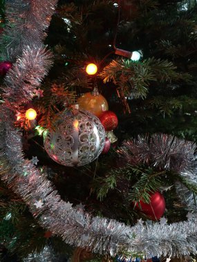 Noel tatillerini ve çeşitli renkli süsleri kutluyoruz.