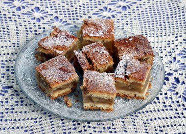 Elmalı turta tatlı kadar lezzetli.