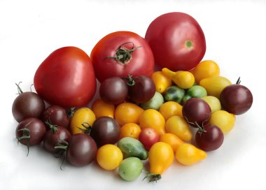 Lezzetli salata için çeşitli renkli domatesler. Kapatın.