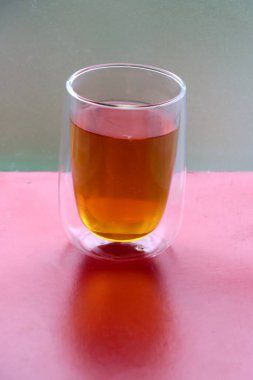 Bir bardak sıcak çay. Yakın çekim.